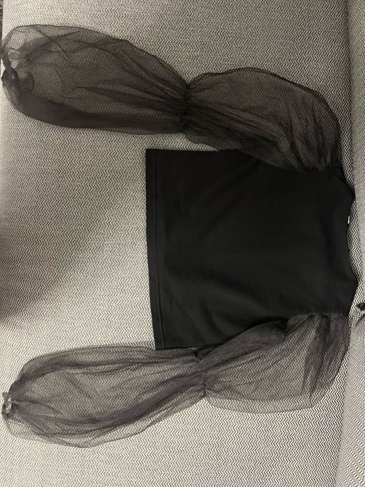 черный топ с прозрачными рукавами