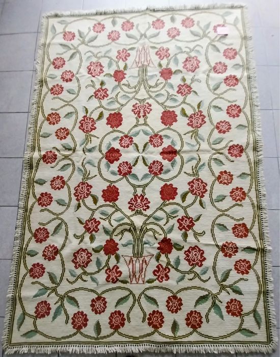 Tapete de arraiolos feito a mao