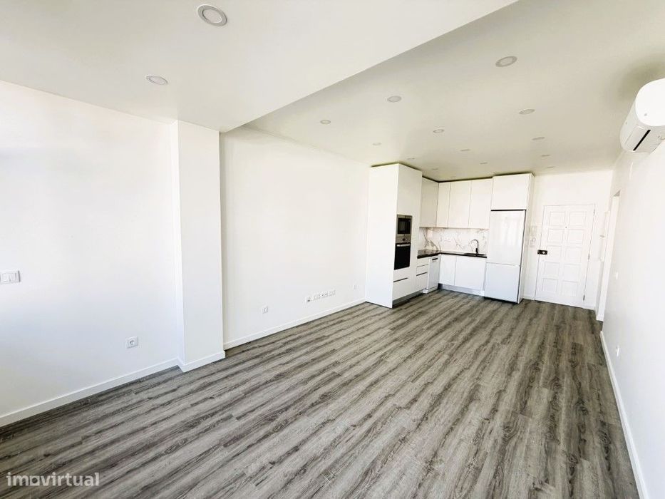 Apartamento T1 Renovado para Arrendamento no Centro de Santa Cruz -...