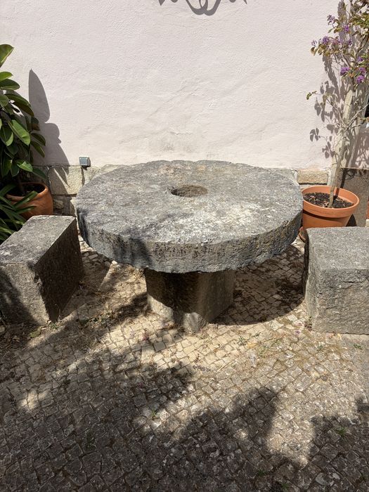 Conjunto de mesa e bancos de pedra