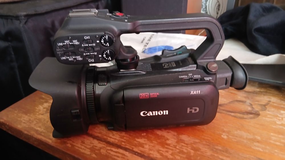 Продам відеокамеру Canon XA11