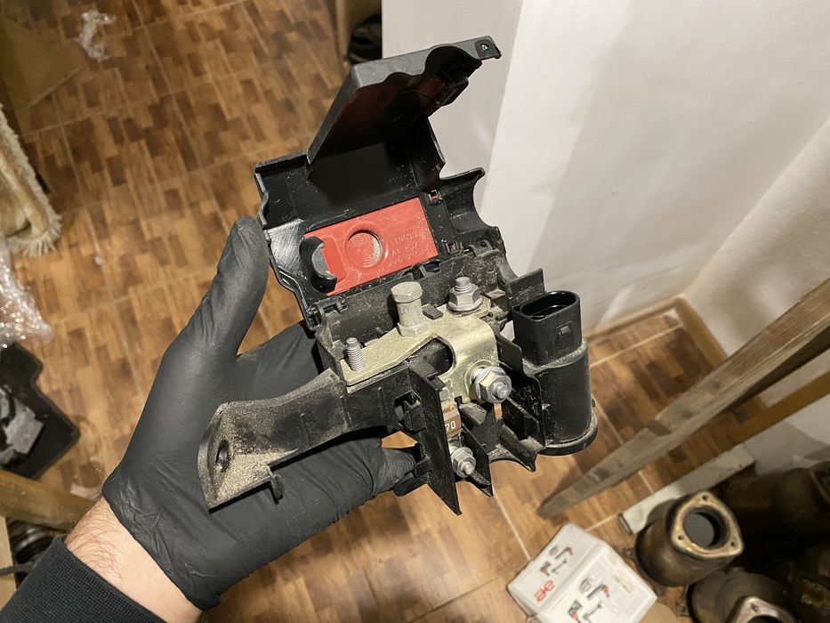 Плюсова клема підкапотна audi a4 b9 a5 f5 8w q5 80a розподільник