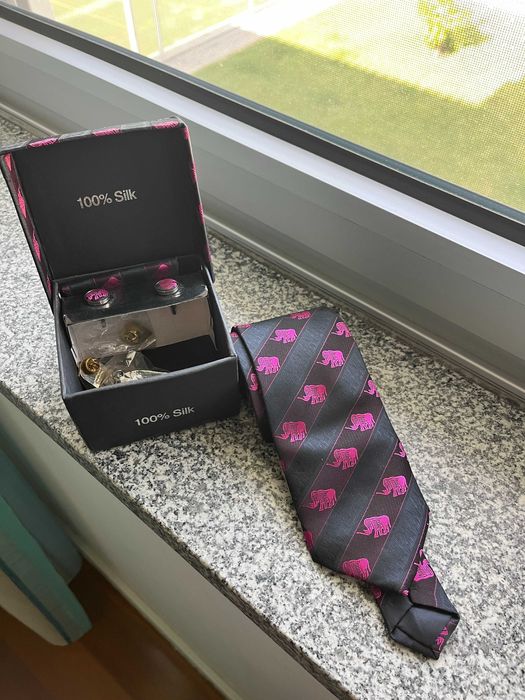 Gravata e botões Seda Elefantes Tailândia - nova, com caixa