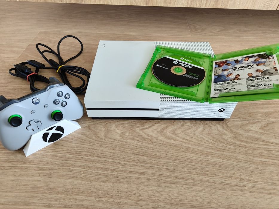 Xbox one s 1TB pad FIFA 24
