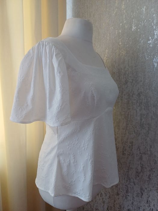 Біла блузочка з жаккарду
