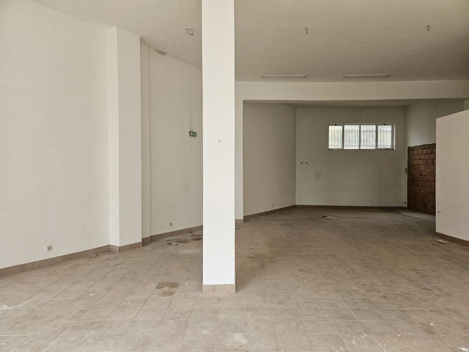 Arrenda-se loja em São João da Madeira com 120mts2