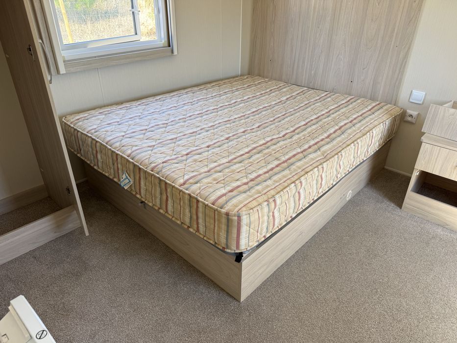 Cama casal com arrumação abertura elevatória/hidráulica)