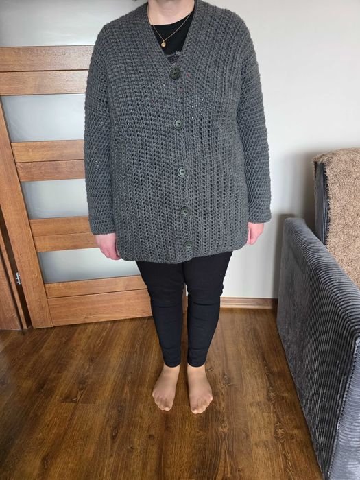 Sweter damski zrobiony na szydełku