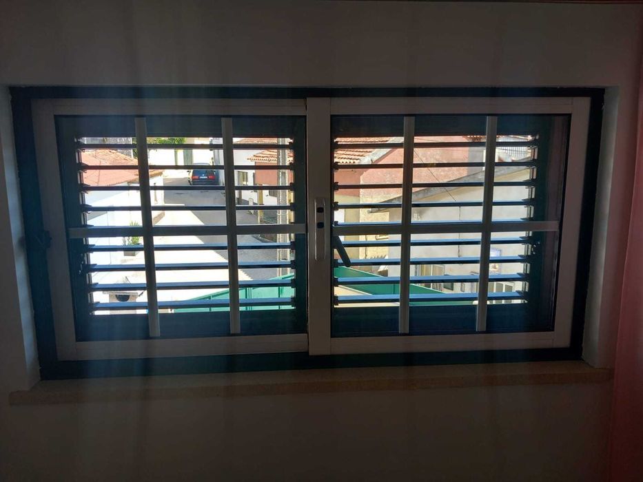Conjunto de janelas e portadas para moradia