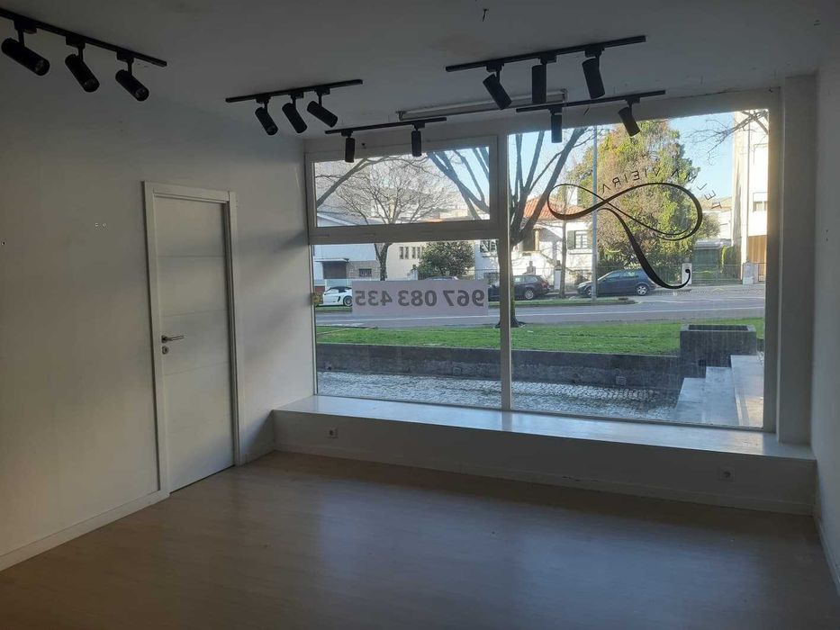 Loja luminosa com ampla montra em Lordelo do Ouro – Campo Alegre