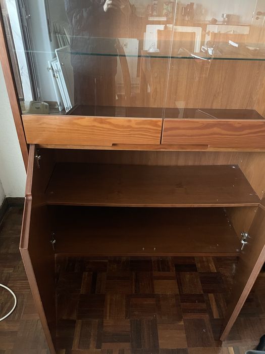 Louceiro em madeira com portas em vidro