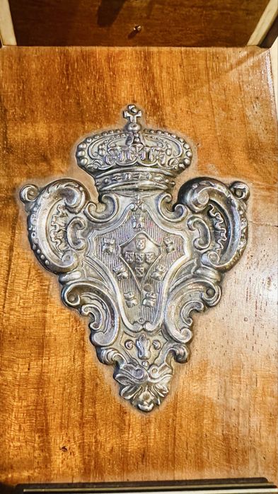 Escritorio antigo em madeira com simbolo monarquia portuguesa em prata