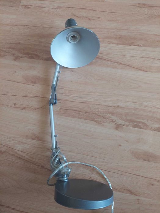 Srebrna lampa na biurko