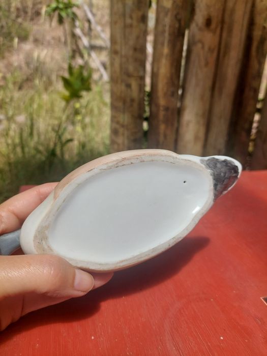 Pato de porcelana pintada antigo