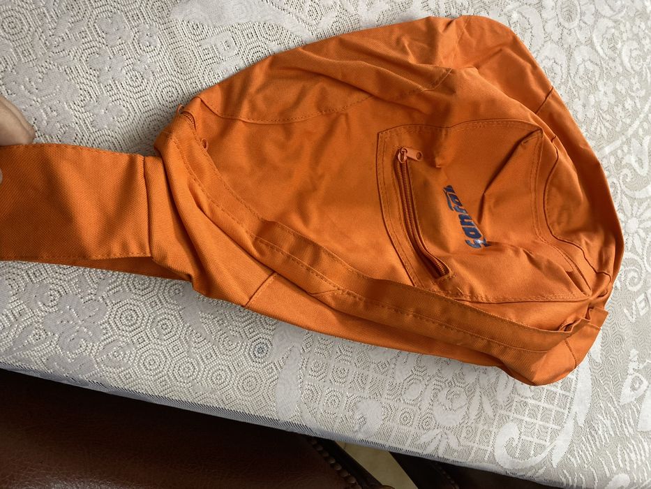 Mochila laranja nova