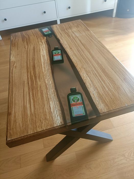 Dębowy stolik kawowy z żywicy