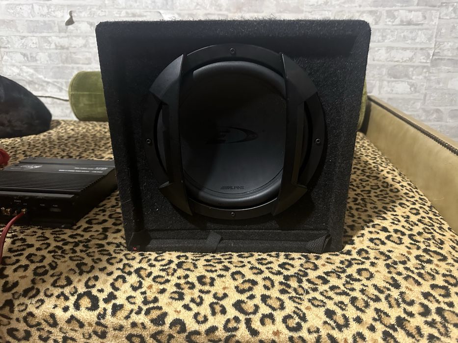 Amplificador velocity v2100 com subwoofer alpine