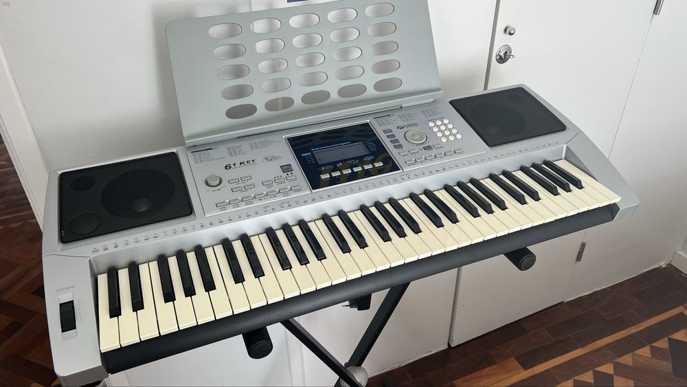 Teclado Eletrónico Streetlife LP6210C – 61 Teclas (com suporte)