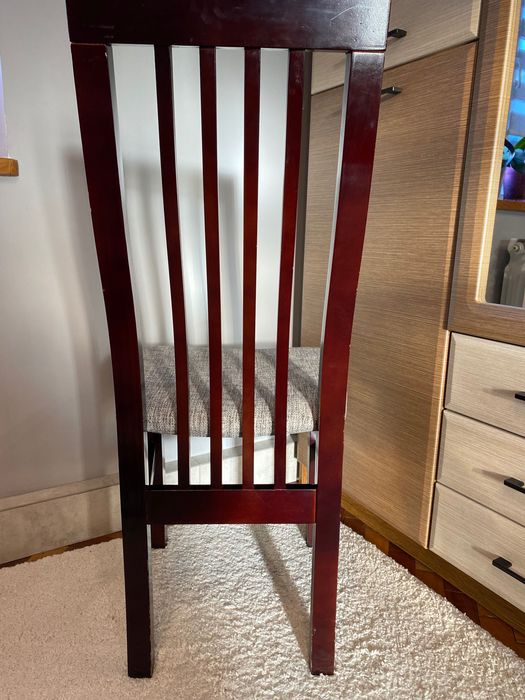 Стільці деревʼяні.