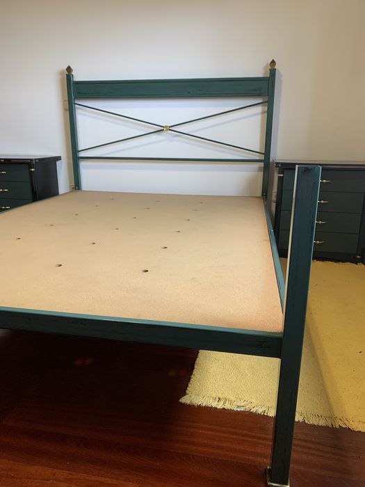 Cama de casal em ferro + colchão + 2 mesas de cabeceira 180x135