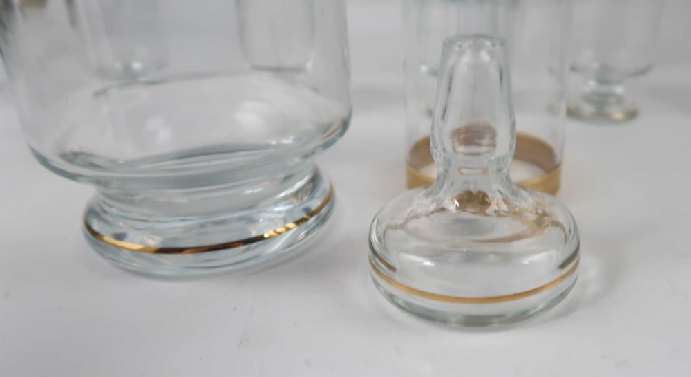 Garrafa com 17 copos em cristal - rebordo dourado