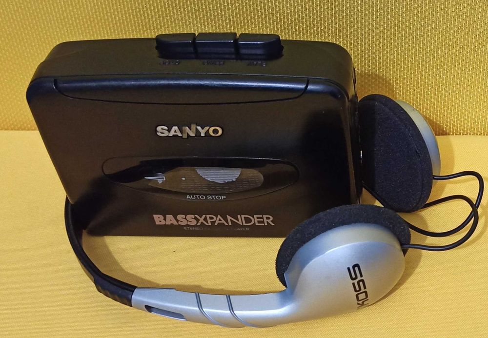 Кассетный плеер SANYO VIP-1,наушники KOSS