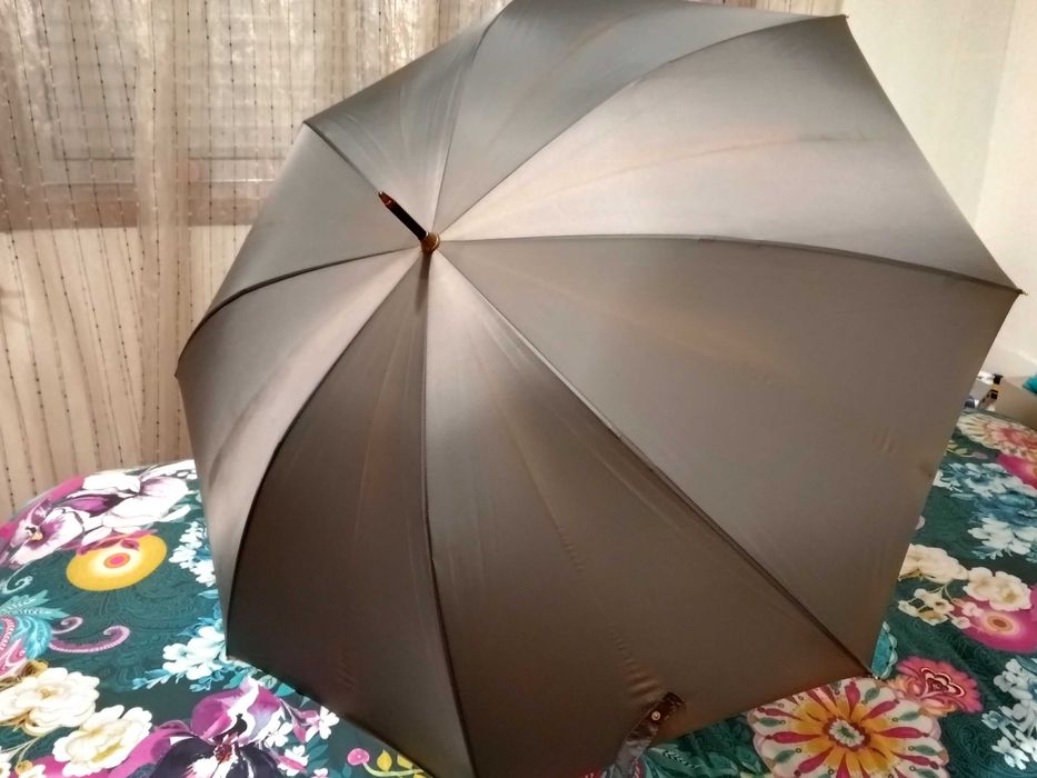 Guarda-chuva cinzento com cabo em madeira