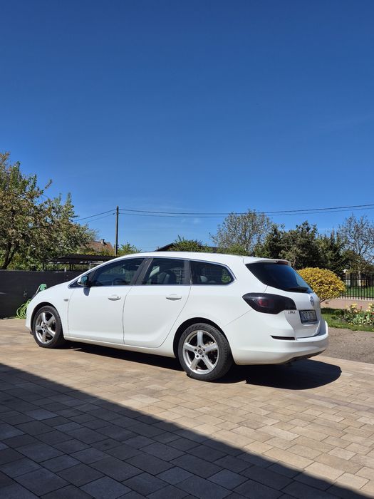 Opel Astra J 2011