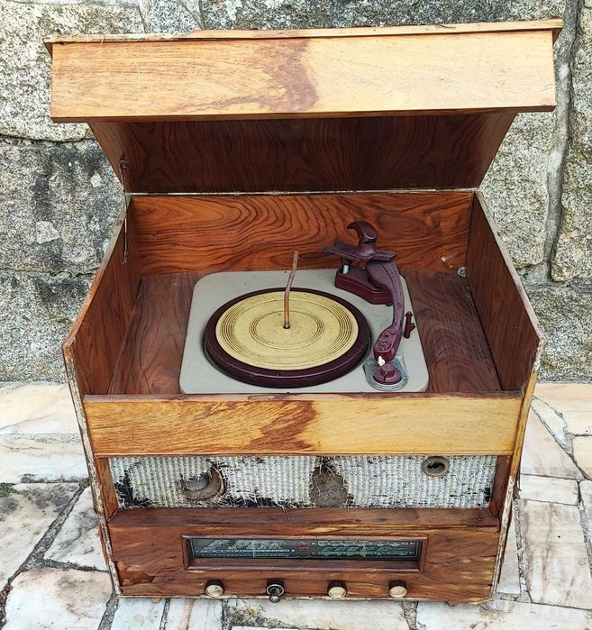 Caixa muito antiga com rádio e gira discos
