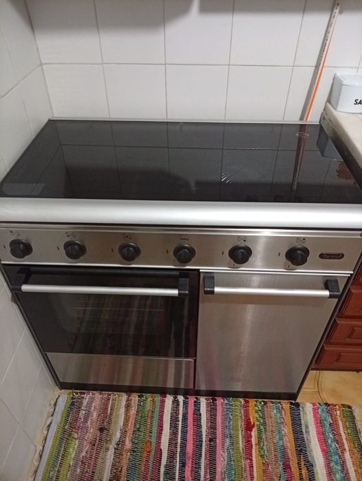 Fogão a gás de botija cinco bocas como novo 200€ negociáveis,novo custa  quase quinhentos euros,é de aproveitar.