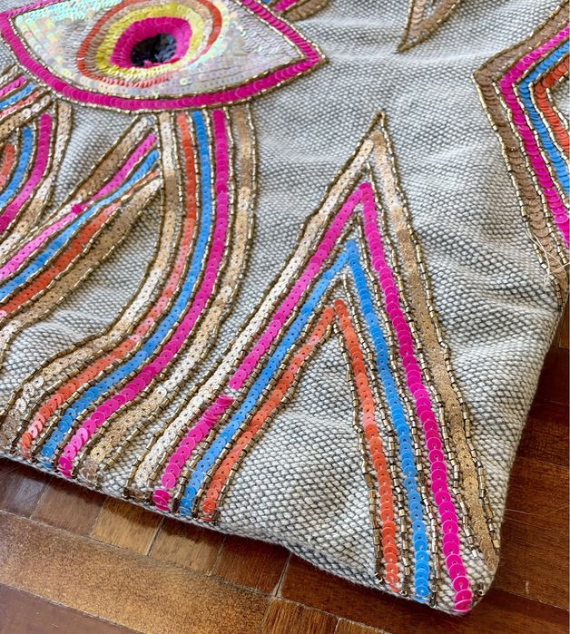 Mala cinzenta artesanal com missangas coloridas