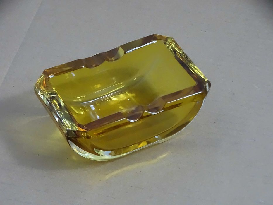 Miodowa szklana popielniczka vintage PRL / MCM – szlifowane szkło bursztynowe 13x8,5 cm
