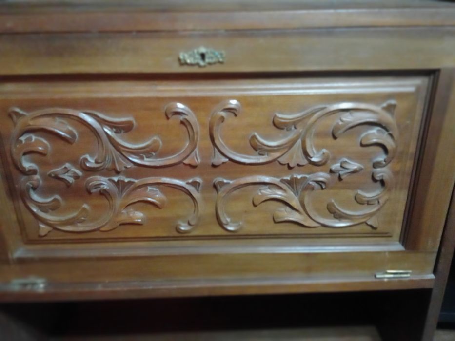 Vendo móvel de sala antigo,em madeira maciça,tifo trabalhado