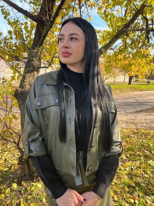 Жіночий шкіряний костюм з спідницею