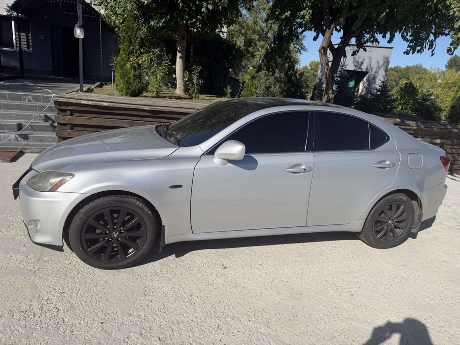 Автомобіль  Lexus