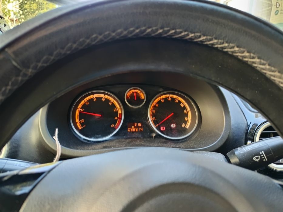 Opel Corsa 1.2 85 cv, 5 portas, julho de 2014 e 100.000 km