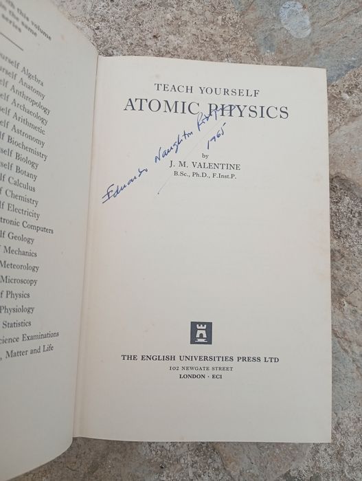 livro clássico "Teach Yourself Books - Atomic Physics"