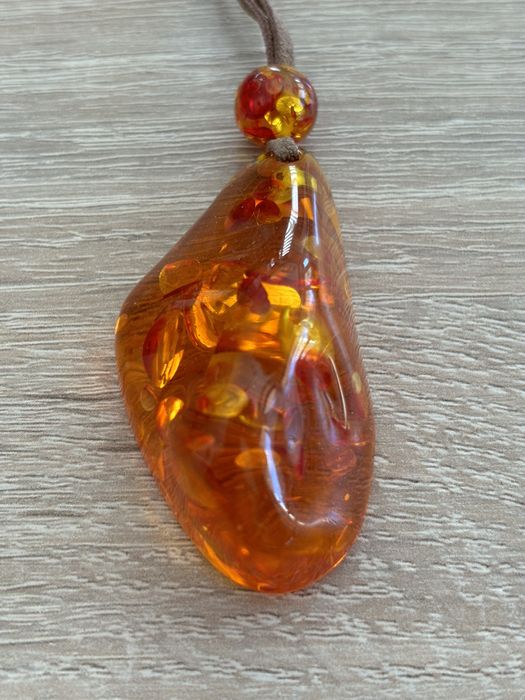 Wisior imitacja bursztynu