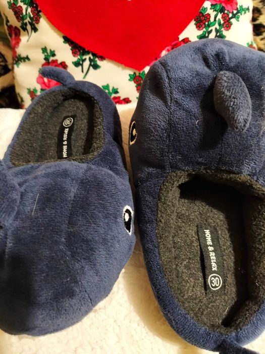 ciapy , kapcie Rekinki /wieloryby ? rozmiar 30 dla chłopca