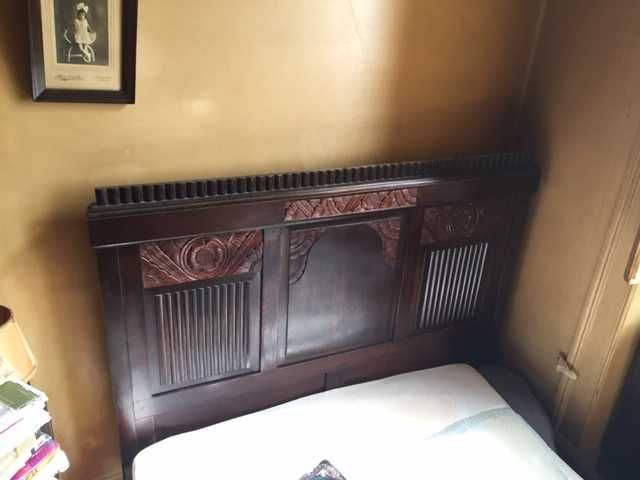 Mobilia de quarto, em madeira maciça, antiga, em bom estado.