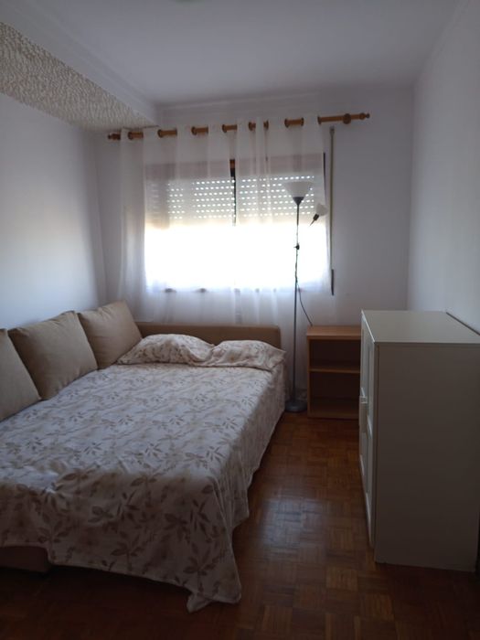 Alugo quarto no porto