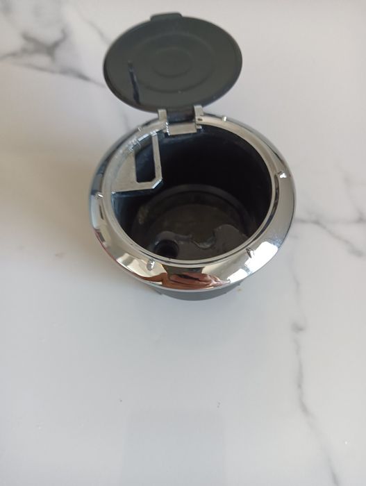 Cinzeiro portátil com tampa para carro / automóvel - Novo