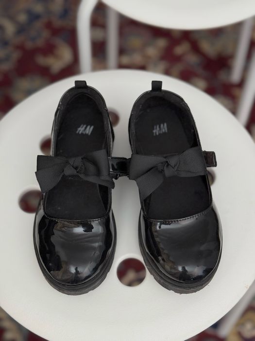 Sapatos com laço tamanho 28