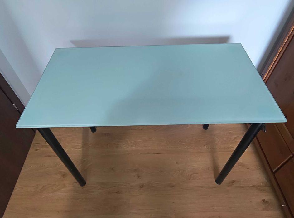 Biurko / stół / toaletka IKEA GLASHOLM z nogami IKEA ADILS w kolorze bladozielonym/miętowym