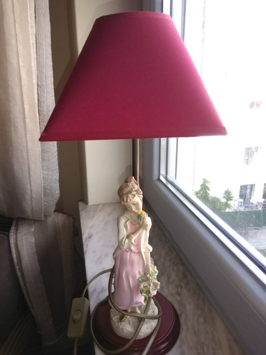 Candeeiro de mesa, com abajur bordeaux