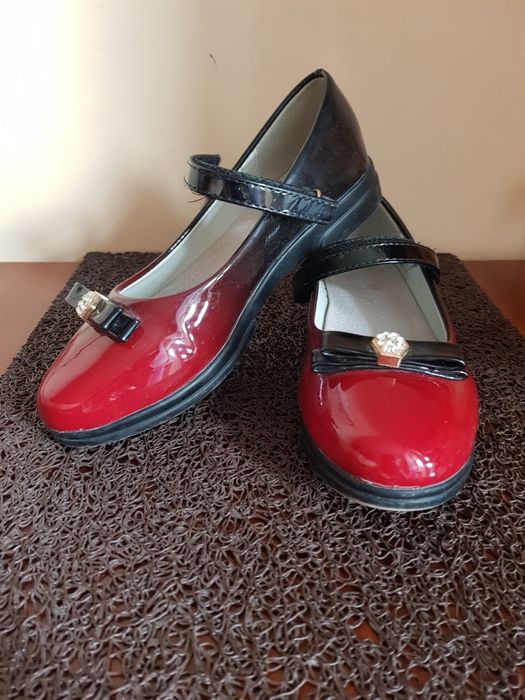 Лаковані туфлі, мешти