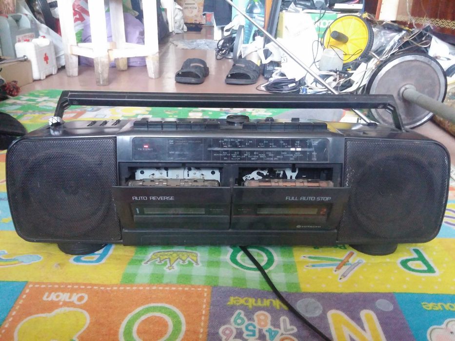 Продам 2-х касетний плеер Hitachi.