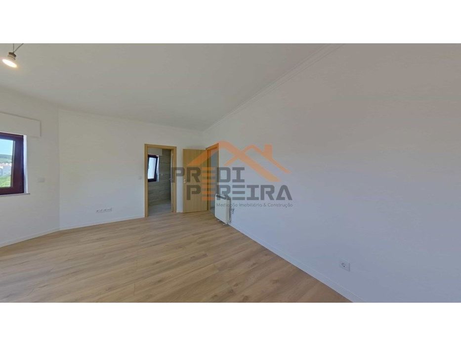 Apartamento T3 duplex remodelado, com box, situado em Casal de Cambra.