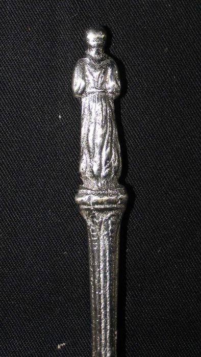 Colher antiga de metal, colher de sobremesa ou para servir frutas.