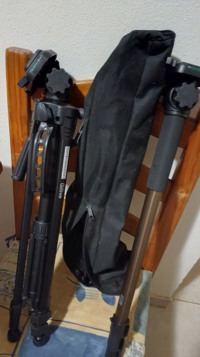 Canon  EOS 77D com vários acessórios